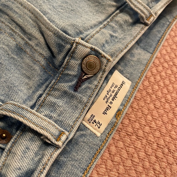 Abercrombie &Fitch ultra high rise 90s relaxed Jean size 27/4R - Picture 3 of 3